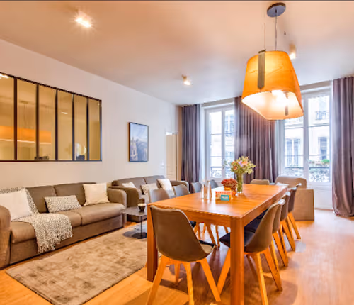 MADELEINE ESCAPE IN HEART OF TEMPLE OF FASHION!