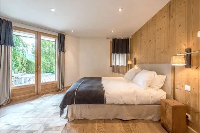 OVERLOOKING THE RELENTLESSLY BREATHTAKING VIEW-LUXURY CHALET IN MORZINE