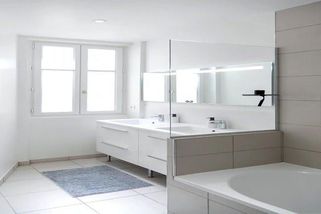 LUXE!!LOCATED NEAR MANY PARISIAN RESTAURANTS, CHIC CAFES WITH BEAUTIFUL TERRACES
