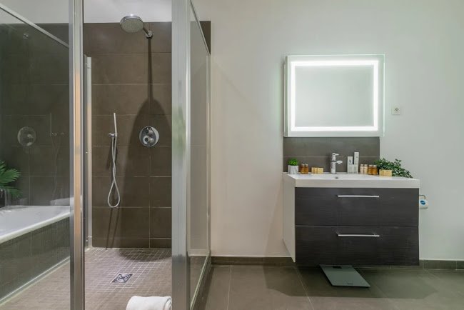 BEST LOCATION IN 8TH NEXT TO AVE MONTAIGNE-THE IDEAL PARISIAN PIED A TERRE