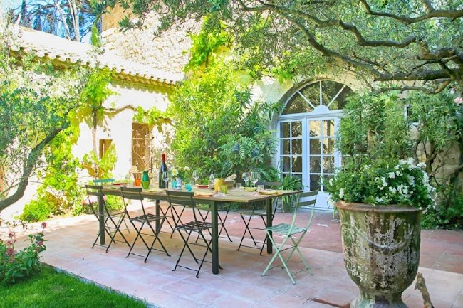 A Beautifully Restored Family Villa in Avignon