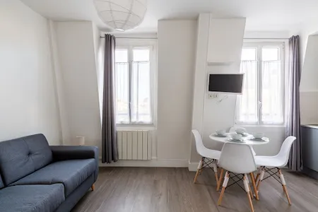 ADORABLE STUDIO WITH SEAMLESS VIEW OF PARIS