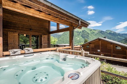 CHARMING CHALET WITH HOT TUB IN MORZINE