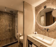 Luxury en-suite bathroom at Darwin Studio