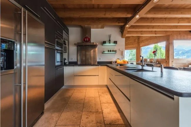 OVERLOOKING THE RELENTLESSLY BREATHTAKING VIEW-LUXURY CHALET IN MORZINE