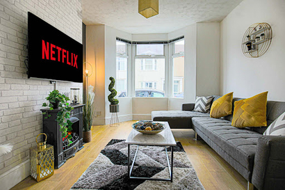 Central House with Parking, Pool Table, Super-Fast Wifi and Smart TV with Netflix by Yoko Property