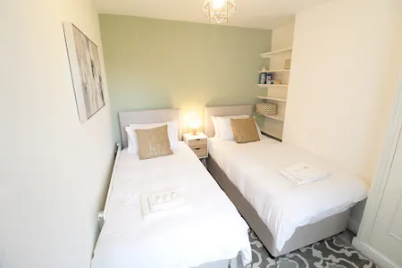 Alma House - Private Garden, Free Parking