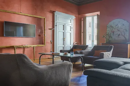 UNIQUE ABODE HIGHLIGHTING FRESCOES -VIA LA MARMORA