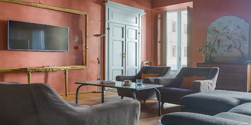 UNIQUE ABODE HIGHLIGHTING FRESCOES -VIA LA MARMORA