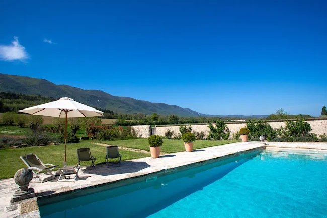 Luxurious Villa Perched at the foot of Grand Luberon