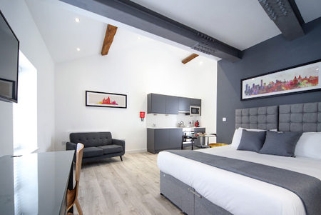 King sized bedroom at Newington Street in Liverpool City