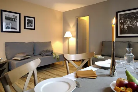 Stunning living area in Paris Adagio Serviced Apartment, Montmartre