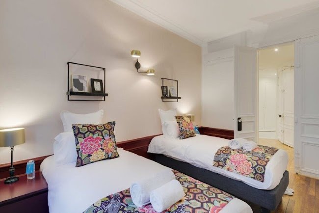 A  200M2 JEWEL IN CHAMPS ELYSEES