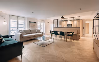 EXPERIENCE UBER LIVING ACROSS TUILERIES