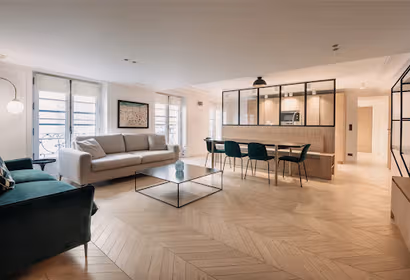 EXPERIENCE UBER LIVING ACROSS TUILERIES