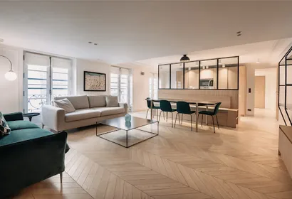EXPERIENCE UBER LIVING ACROSS TUILERIES