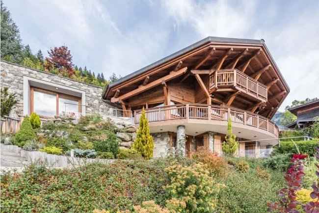 OVERLOOKING THE RELENTLESSLY BREATHTAKING VIEW-LUXURY CHALET IN MORZINE
