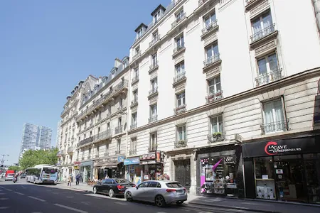 A STONE'S THROW FROM PLACE ST CHARLES & BEAUGRENELLE