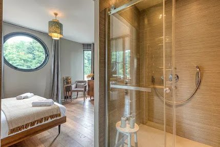 A GRAND LUXURY IN NEUILLY ON THE BACKDROP OF RIVERSIDE GREENRYOF ILE DE PUTEAUX