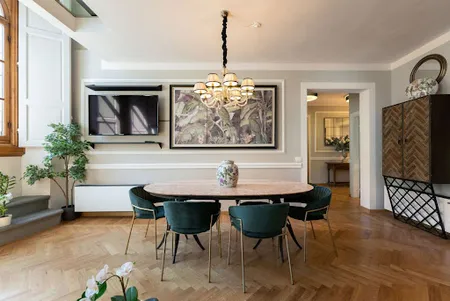 DINE BENEATH ORIGINAL FRESCOES 15THCENT RESIDENCE