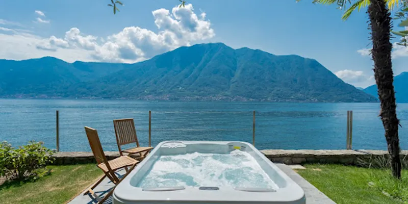 FIVE MINUTE STROLL TO SALA COMACINA-LAKE COMO’S ONLY ISLAND