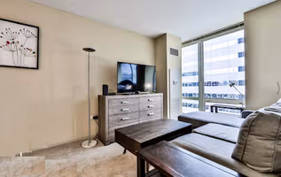 W Washington St. Serviced Apartment