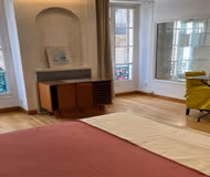 CHAMPS-ÉLYSÉES GEORGES V: SURROUNDED BY LUXURY BOUTIQUES