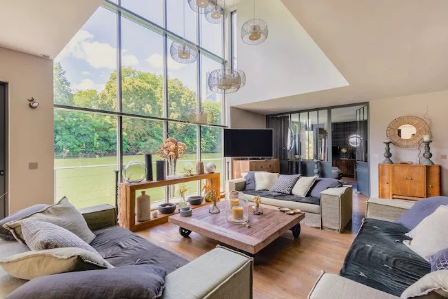 A GRAND LUXURY IN NEUILLY ON THE BACKDROP OF RIVERSIDE GREENRYOF ILE DE PUTEAUX