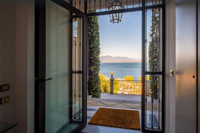 ALL-ENCOMPASSING LUXURY 600M2 VILLA WITH MAGICAL EXQUISITE VIEWS OF LAKEMAGGIORE