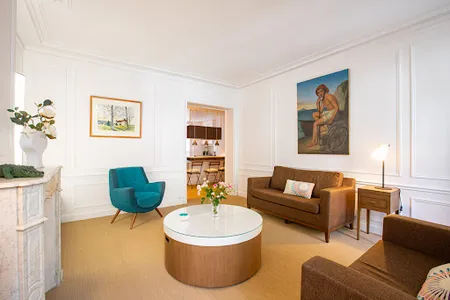 French Elegance on Ave Bourdonnais - Eiffel