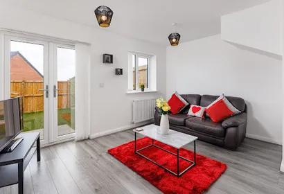 New build 3 bedroom house mins from LFC sleeps 7