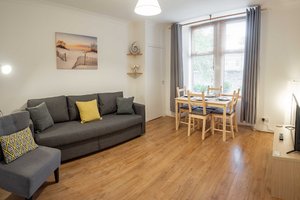 Quiet Ground Floor Apartment Near University