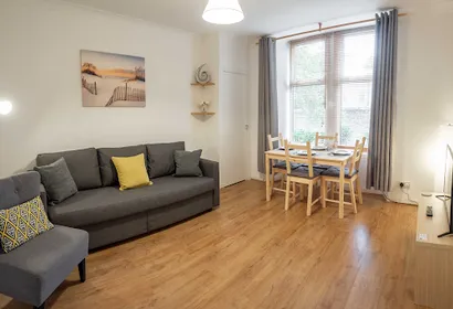 Quiet Ground Floor Apartment Near University