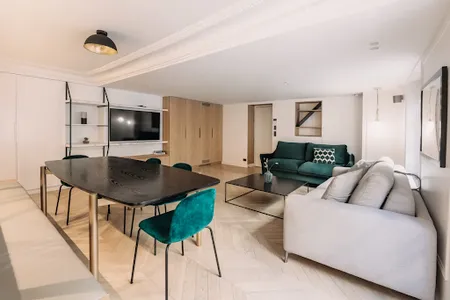 EXPERIENCE UBER LIVING ACROSS TUILERIES