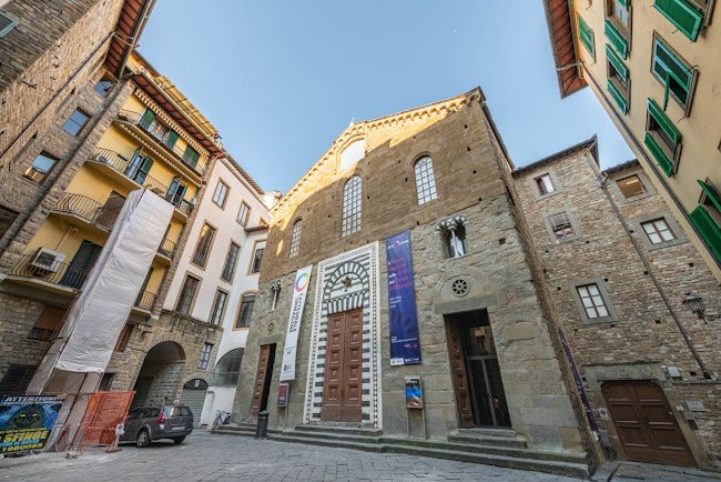 RIGHT AT THE DOOR STEP OF UFFIZI & PONTE VECCHIO