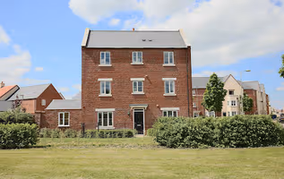 Premium 4 large double bed townhouse in Bicester