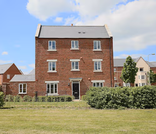 Premium 4 large double bed townhouse in Bicester