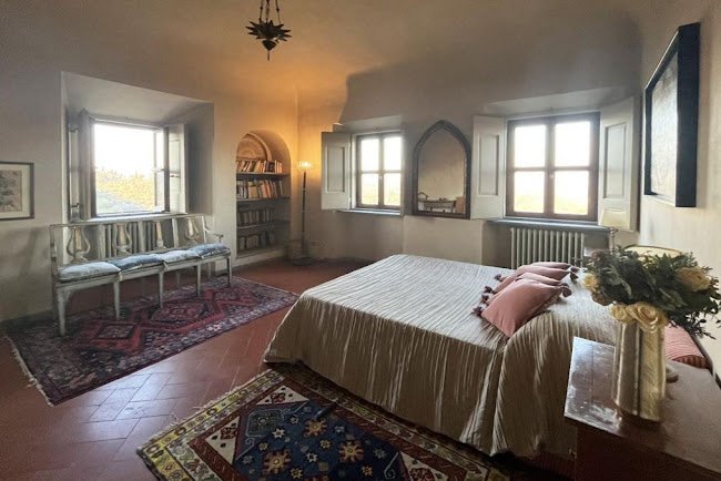 CLASSIC TUSCAN VILLA WITH SWIMMING POOL AND GARDEN