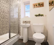 Central 4 Bedroom House with Free Parking,  Free Wifi, SmartTV and Garden by Yoko Property