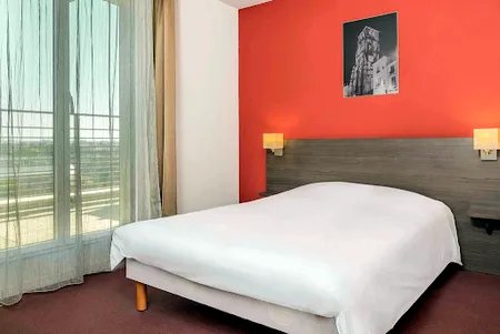 King sized bedroom at Access Tours, Neuilly-sur-Seine
