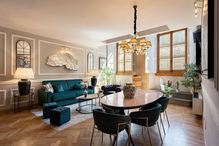 DINE BENEATH ORIGINAL FRESCOES 15THCENT RESIDENCE