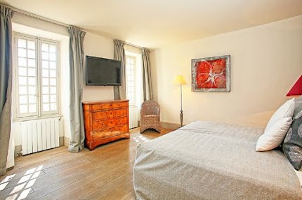 Luxurious Villa Perched at the foot of Grand Luberon