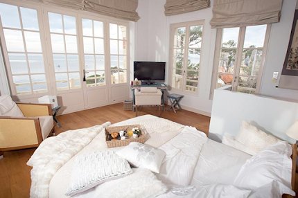 A Premier Villa Tucked in a Serene Cove of Bordeaux