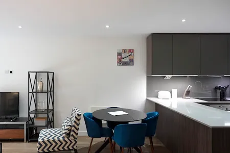 2 bed 2 bath Colindale