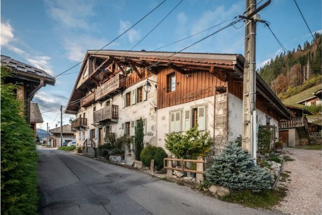 TRADITIONAL LUXURY ALPINE CHALET IN MORZINE