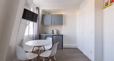 ADORABLE STUDIO WITH SEAMLESS VIEW OF PARIS
