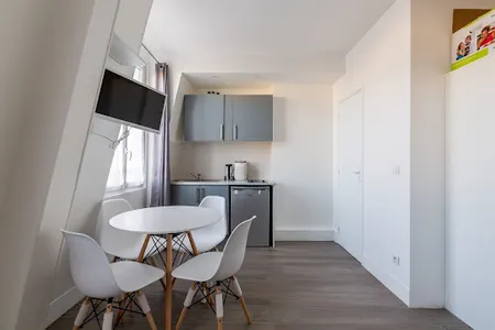 ADORABLE STUDIO WITH SEAMLESS VIEW OF PARIS