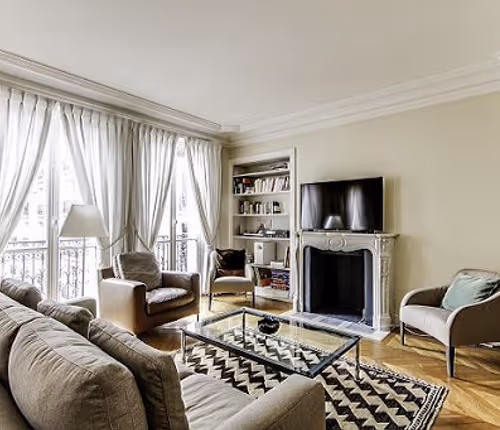 AMID AVENUE DE LA GRANDE ARMEE AND AVENUE FOCH