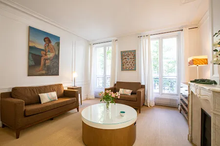French Elegance on Ave Bourdonnais - Eiffel