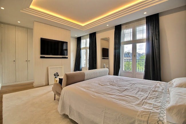 A SIGNAURE LUXURY ON CHAMPS DE MARS ALMA MARCEAU